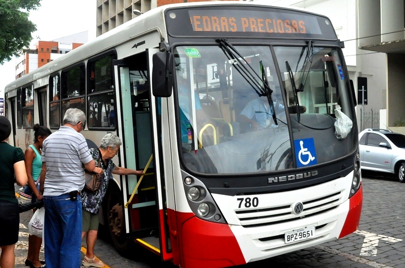 Como chegar até PAT - Posto de Atendimento ao Trabalhador de Araras de  Ônibus?